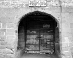 There is also a Jambhul Darwaja which was used by mistresses during Peshwa’s rule to enter and get out of the fort. It is also called Narayan Darwaja 